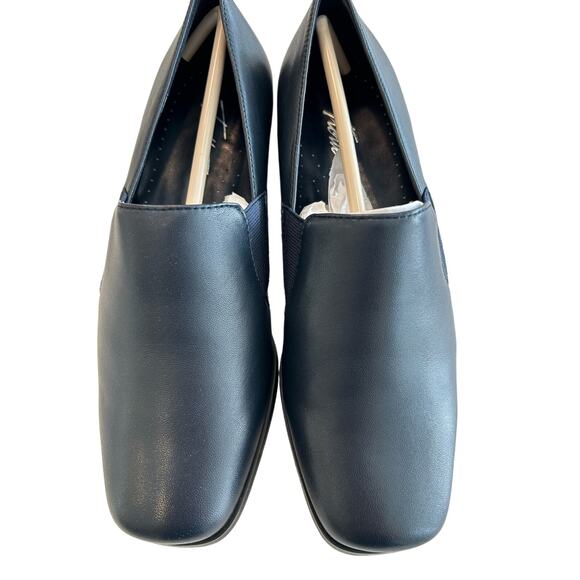 Trotters Women's Ash Loafer – Navy Kid Leather, Size 6.5 W, Comfortable - Picture 4 of 6